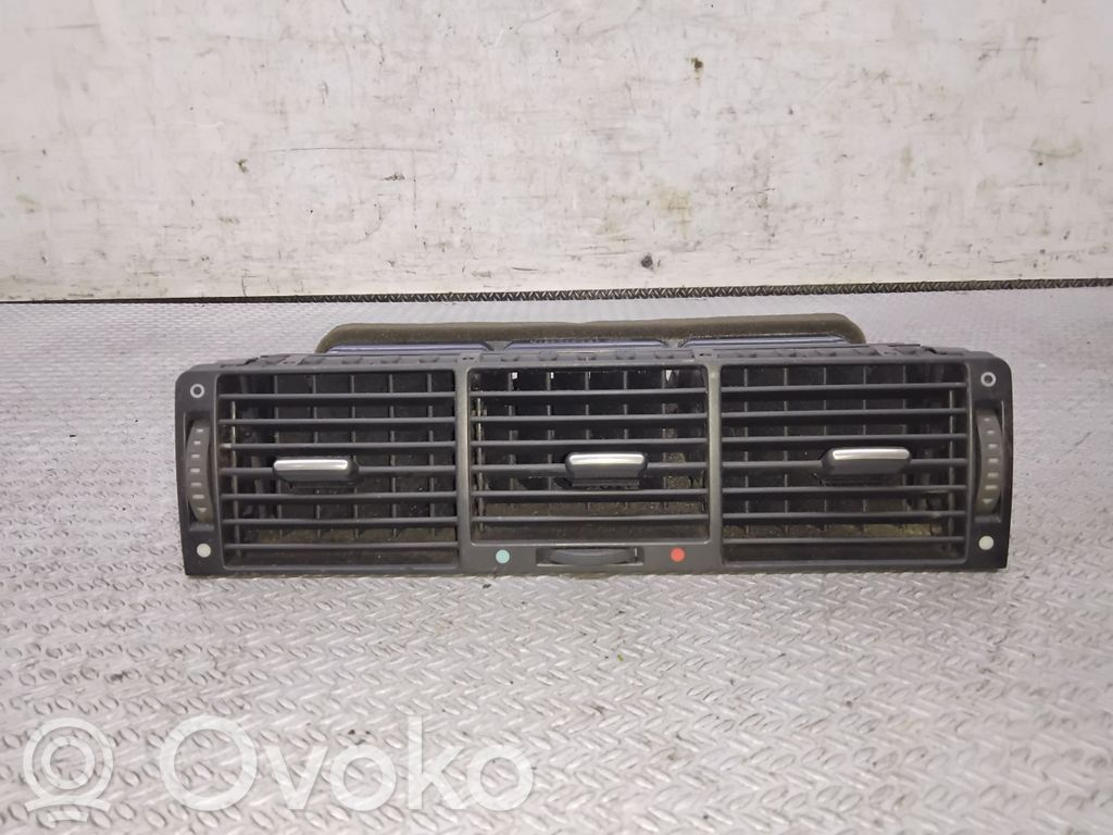 Rejilla de ventilación central del panel   4D0820951J