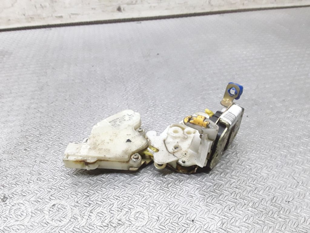 Nissan Terrano Priekšpusē slēdzene 
