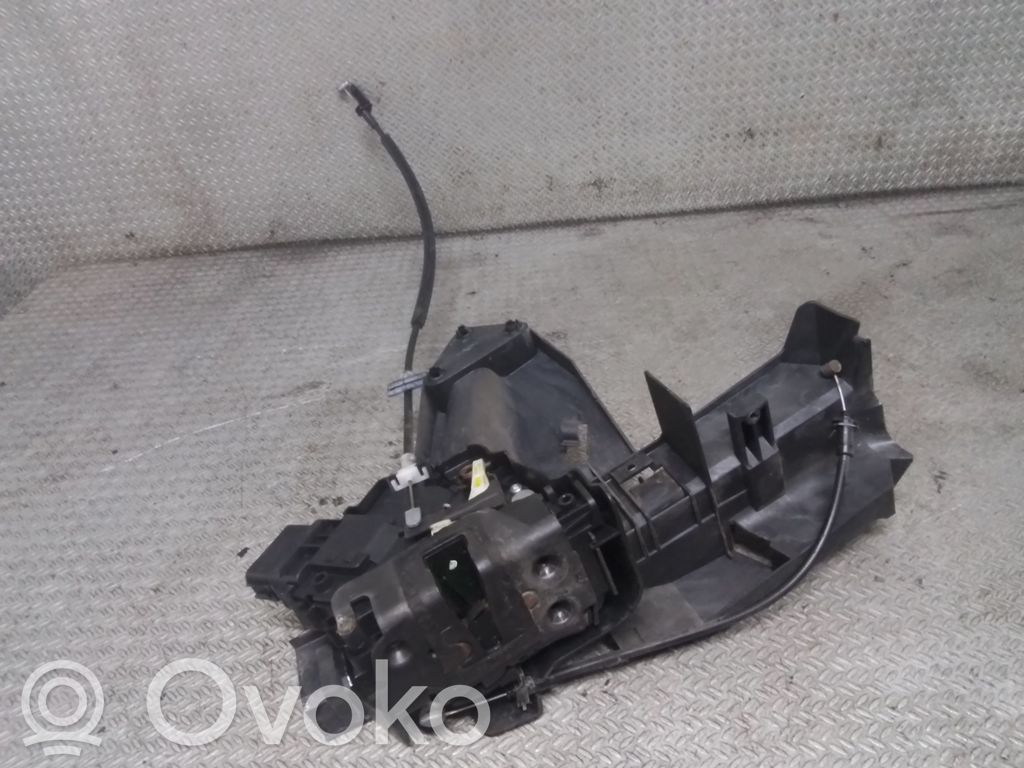 Ford Focus Priekšpusē slēdzene 