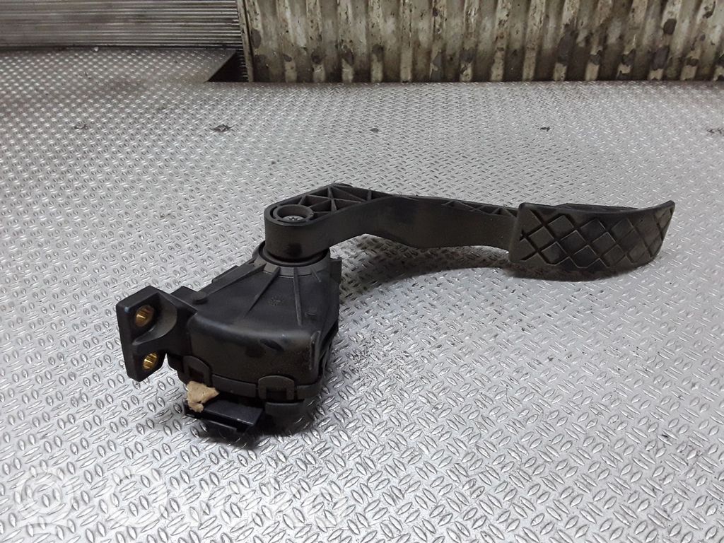 Akceleratoriaus pedalas   8Z1721523A