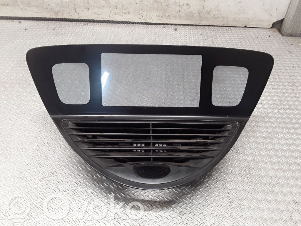 Rejilla de ventilación central del panel   66110XA00A