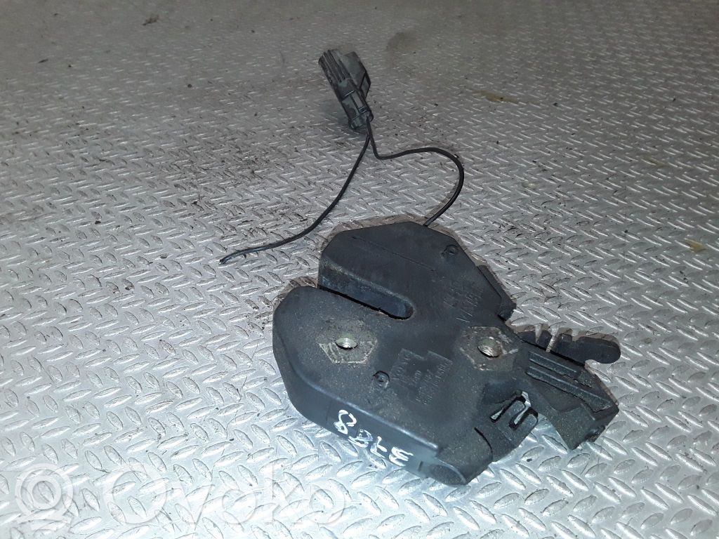 Spyna variklio dangčio   94837657