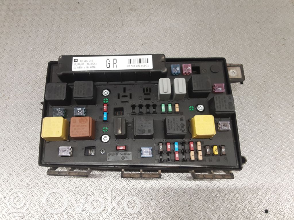 Opel Astra H Fuse module 