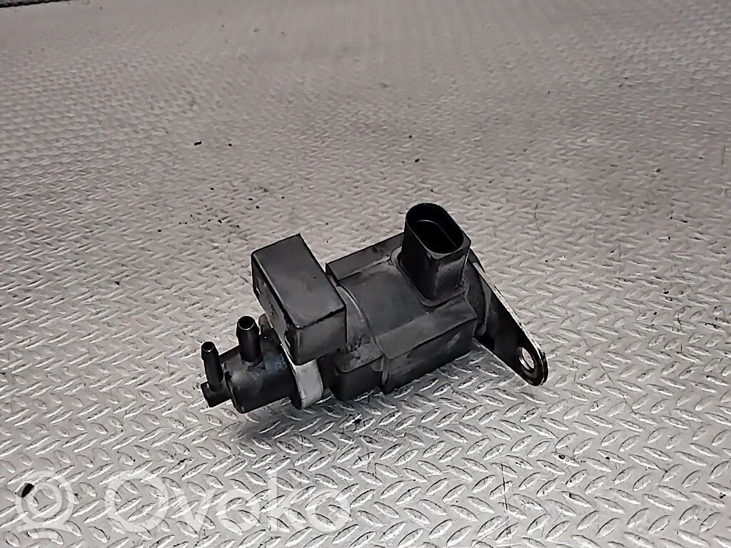 Electroválvula del turbo   057906630A
