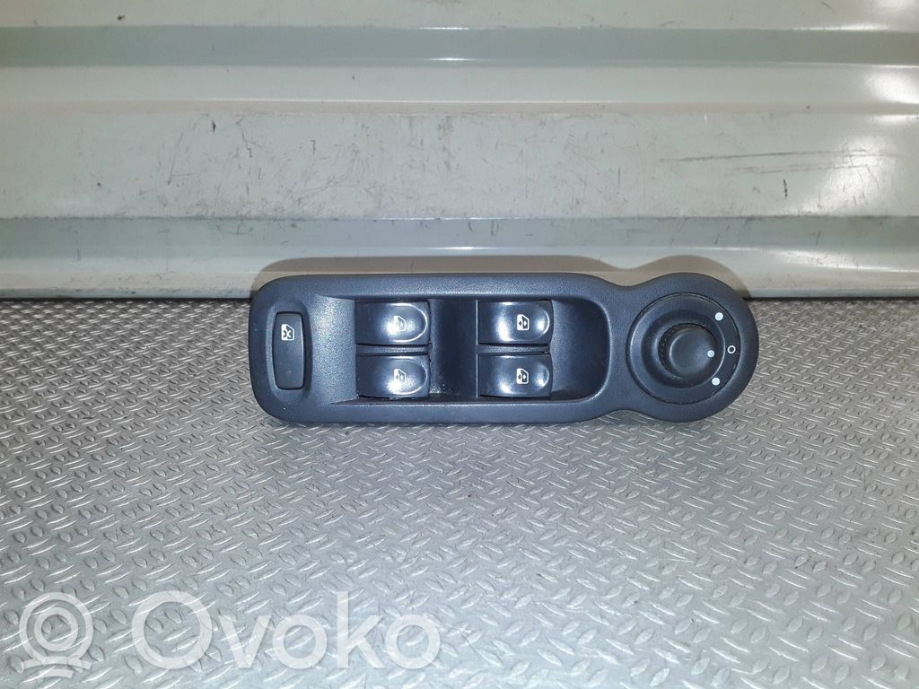 Electric window control switch   8200379694A