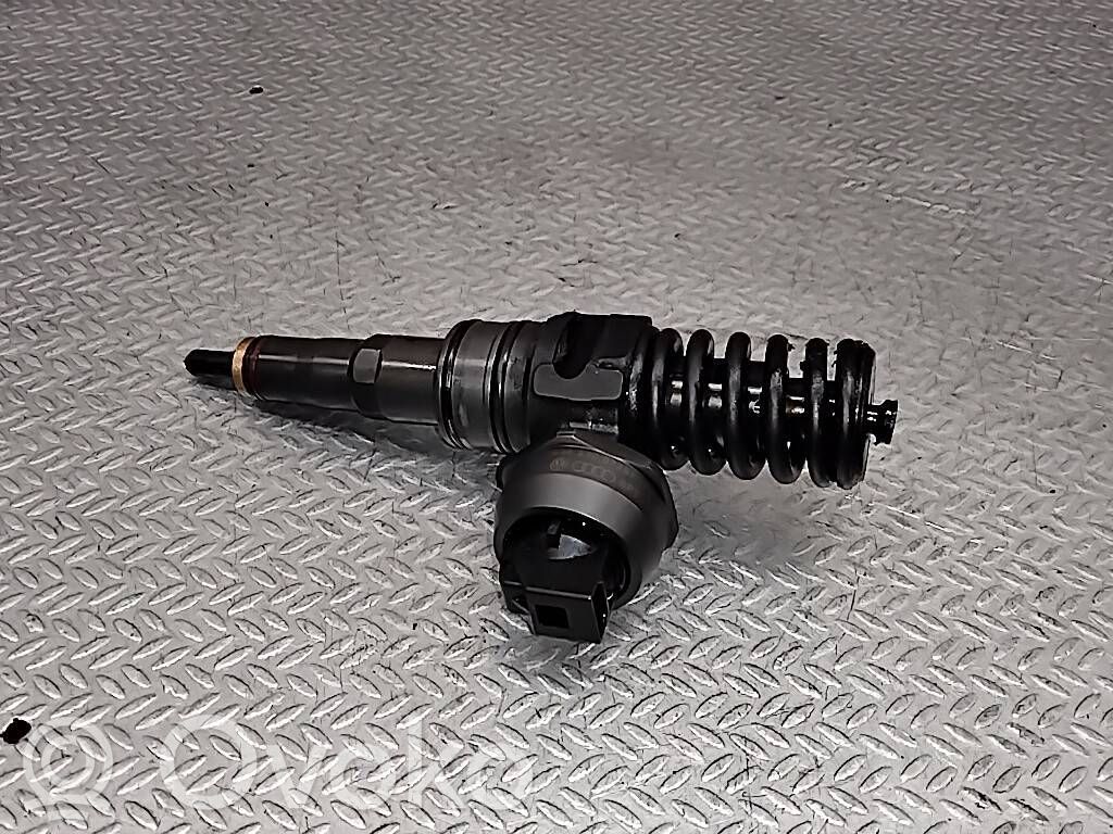 Volkswagen PASSAT B6 Injector combustibil 