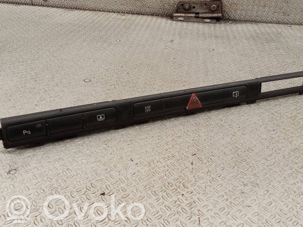 Audi A8 S8 D3 4E Hätävilkkujen kytkin 
