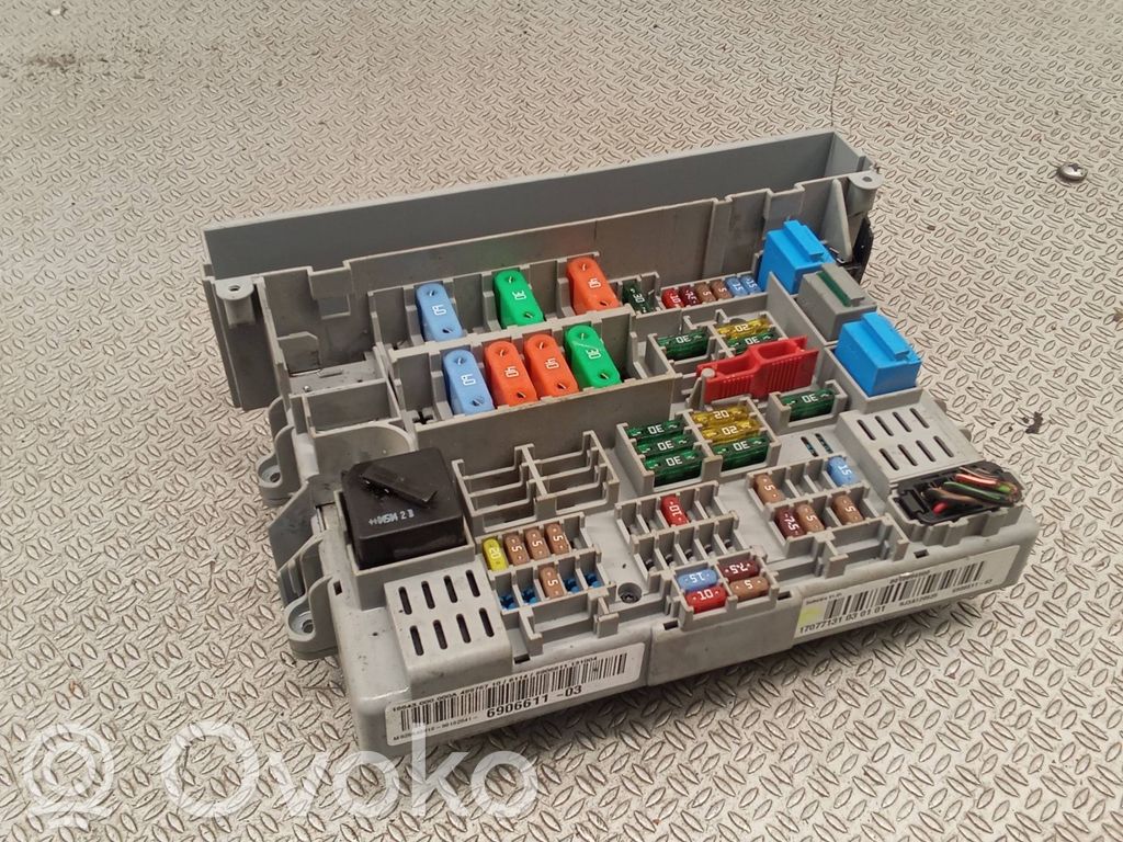 BMW 1 E81 E87 Drošinātāju bloks 