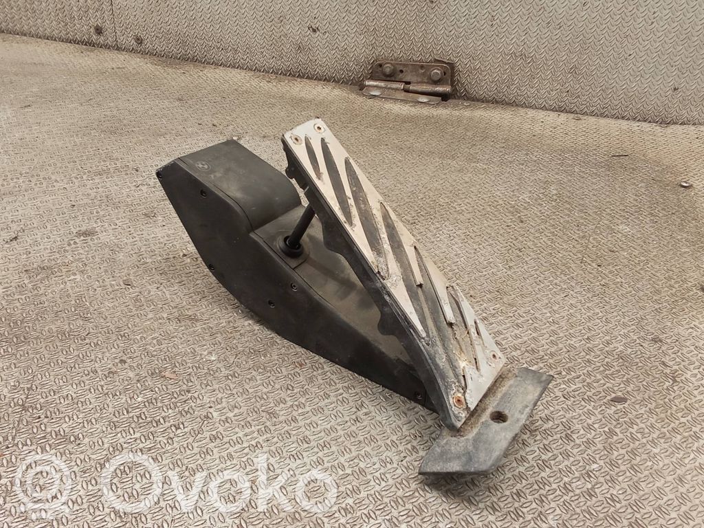 Accelerator throttle pedal   6766931