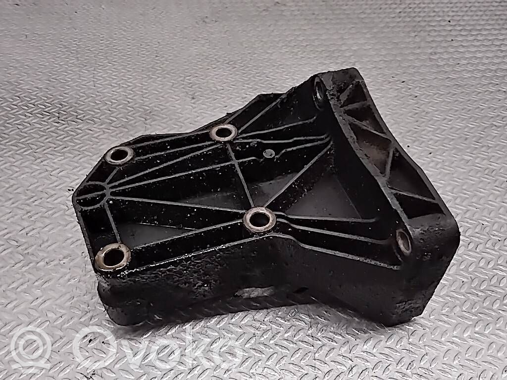 Soporte de montaje del compresor de A/C   7792202