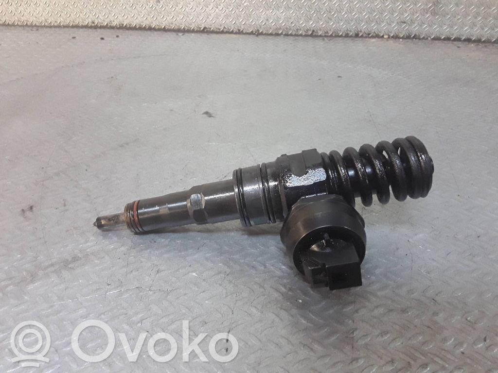 Volkswagen PASSAT B6 Inyector de combustible 