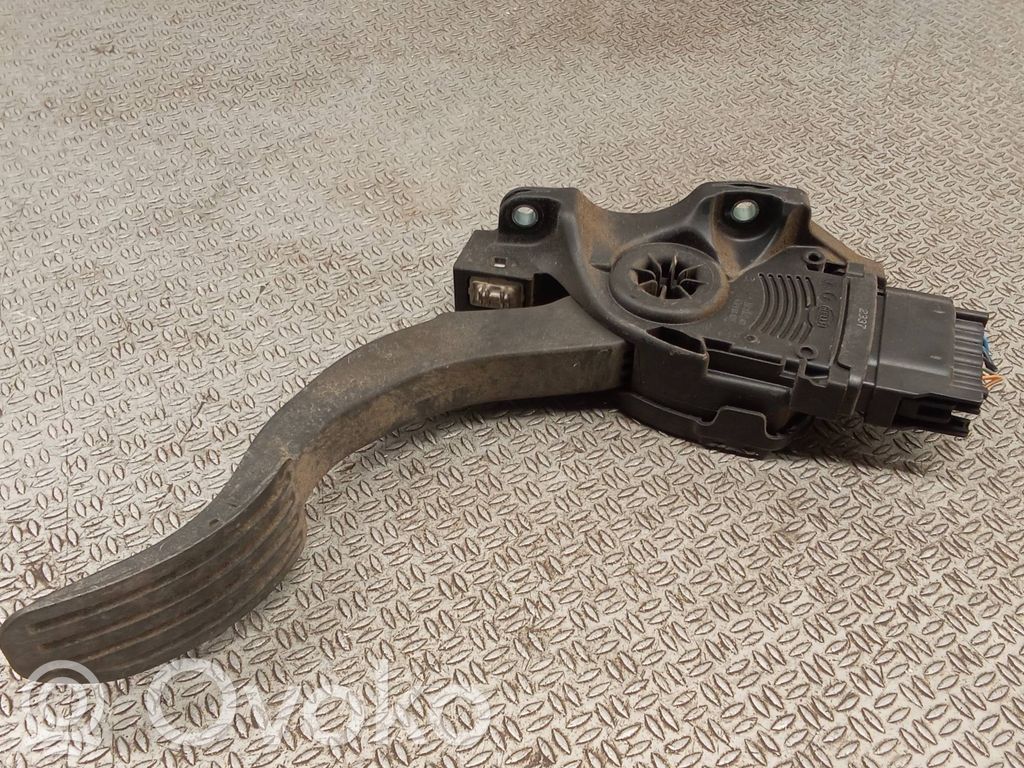 Pédale d'accélérateur   6G929F836BD