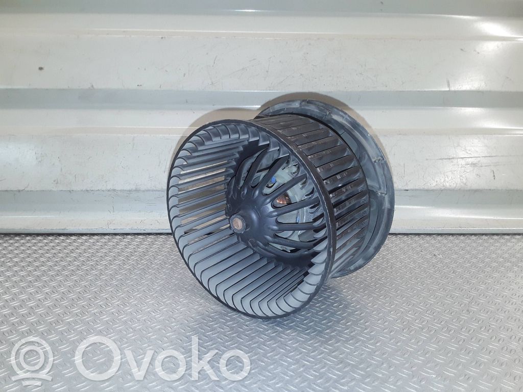 Renault Clio III Lämmittimen puhallin 