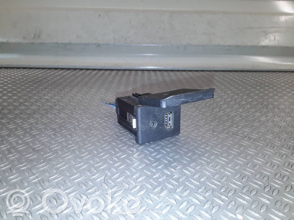 Enchufe conector entrada auxiliar   13339483
