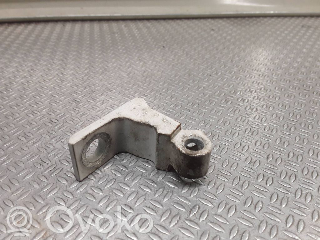 Bisagra inferior puerta delantera