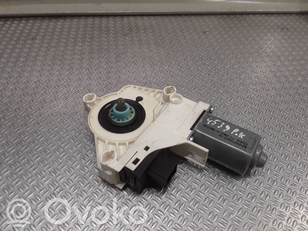 Motor del regulador de la ventanilla de la puerta delantera   4F0959801B
