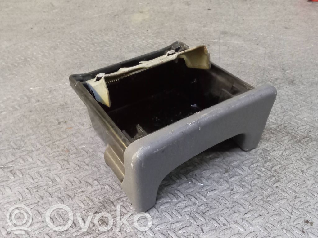 Toyota RAV 4 (XA20) Aschenbecher vorne 