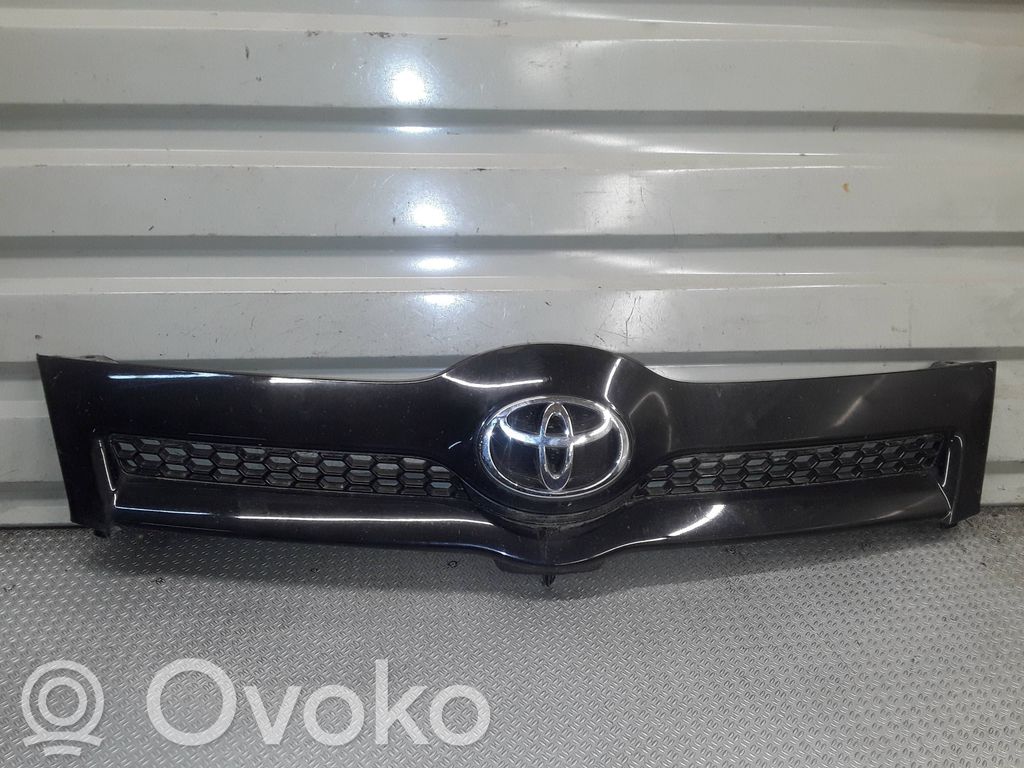 Toyota Corolla Verso AR10 Etupuskurin ylempi jäähdytinsäleikkö 