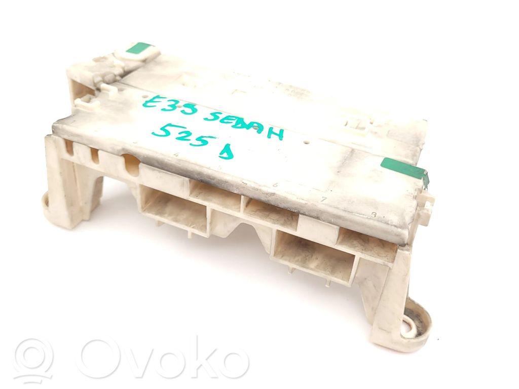 BMW 5 E39 Saugiklių blokas 