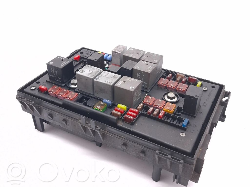 Opel Astra J Fuse module 