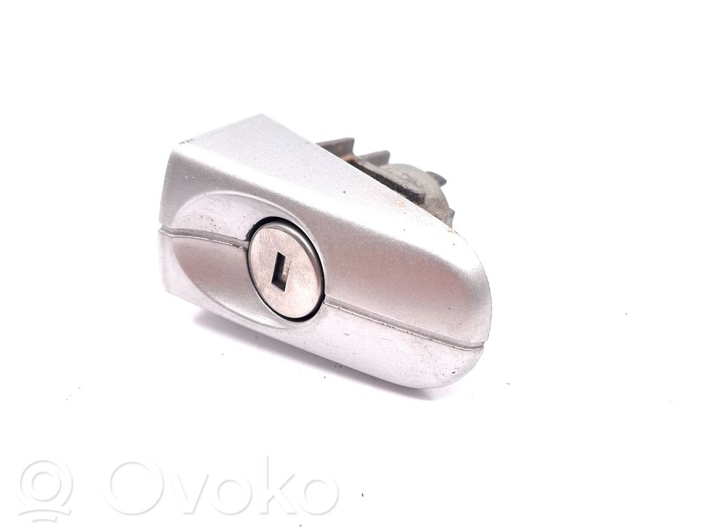 Ford C-MAX I Front door lock 