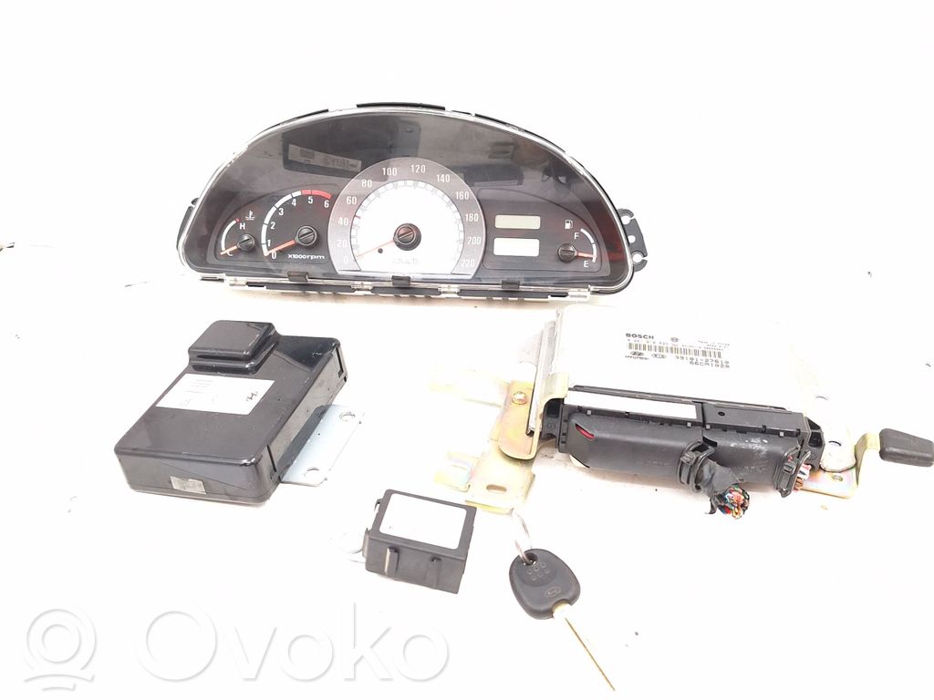 Komputer / Sterownik ECU i komplet kluczy   9540017500,3811018196,97RI000008,0281010695,1928403,20020422,200327710H,2419729,3910127610,66CMI020,9400617101,9540017200,97RA010008,E4A000162