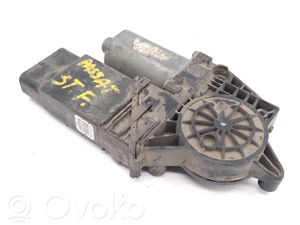 Volkswagen PASSAT B5.5 Moteur de lève-vitre de porte avant 