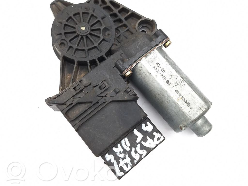 Volkswagen PASSAT B5.5 Front door window regulator motor 