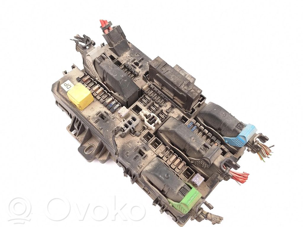 Opel Astra H Saugiklių blokas 