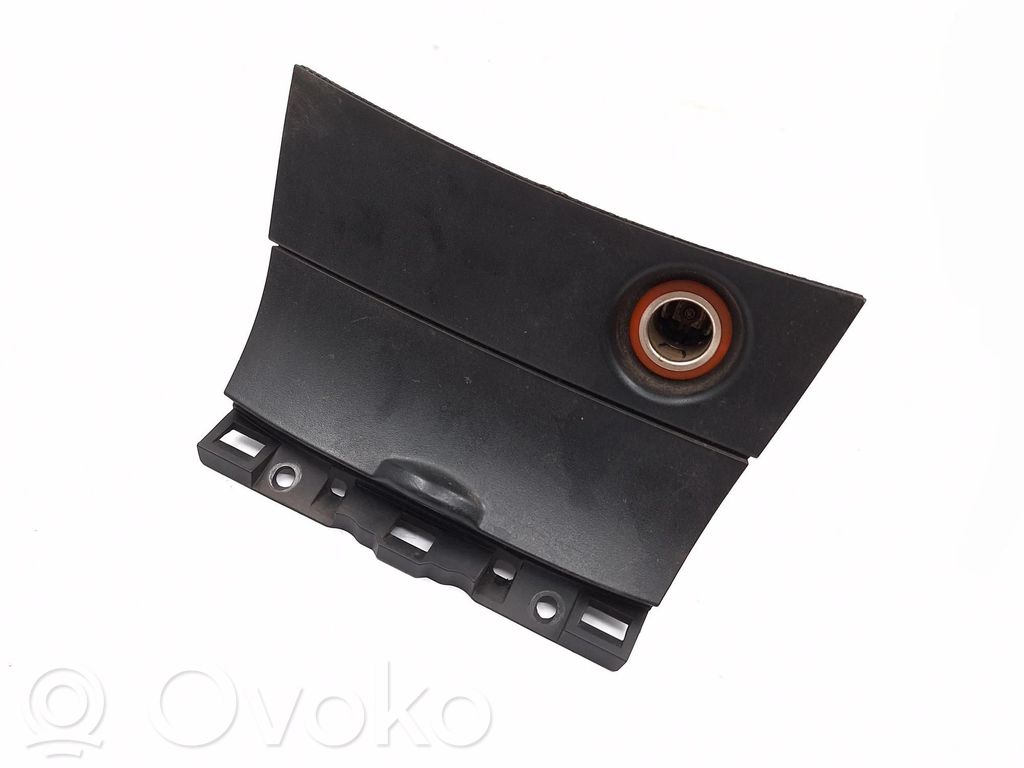 Mazda 3 I Peleninė panelėje 