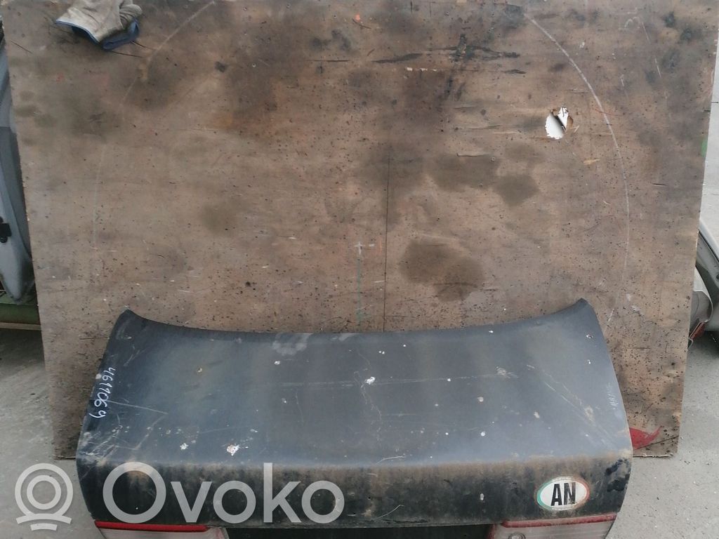Toyota Carina  A10 Capotă portbagaj 