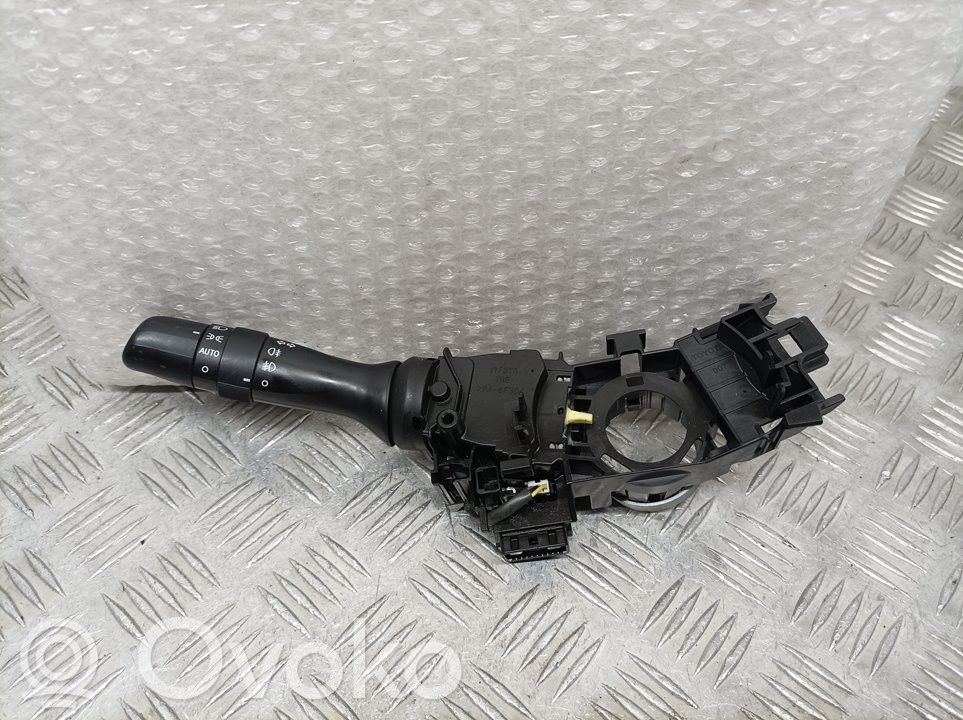 Toyota Avensis T270 Šviesų jungtukas 