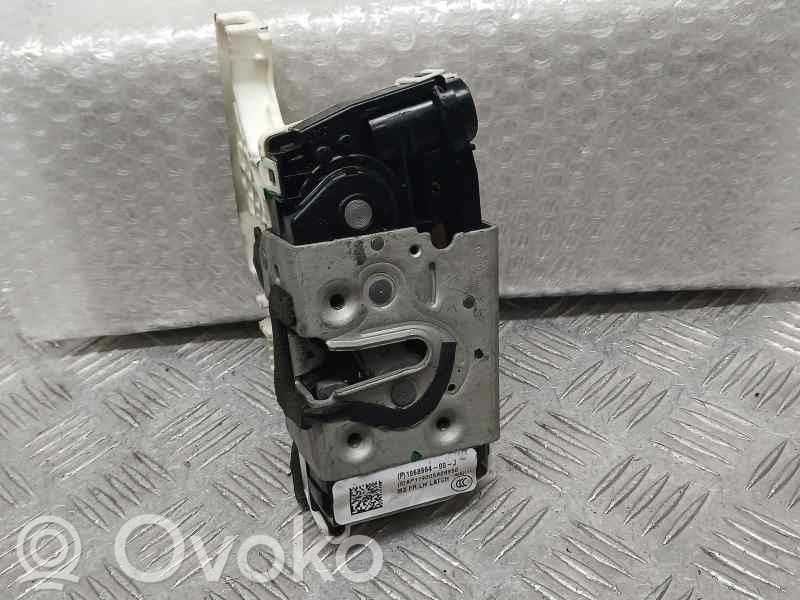 Tesla Model 3 Priekšpusē slēdzene 