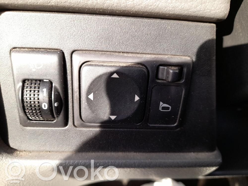 Nissan NV200 Przycisk regulacji lusterek bocznych 