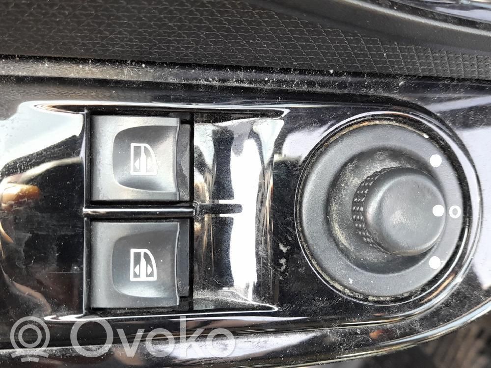Renault Clio IV Interruttore di controllo dell’alzacristalli elettrico 