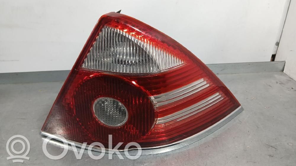 Ford Mondeo Mk III Lampă spate în caroserie 