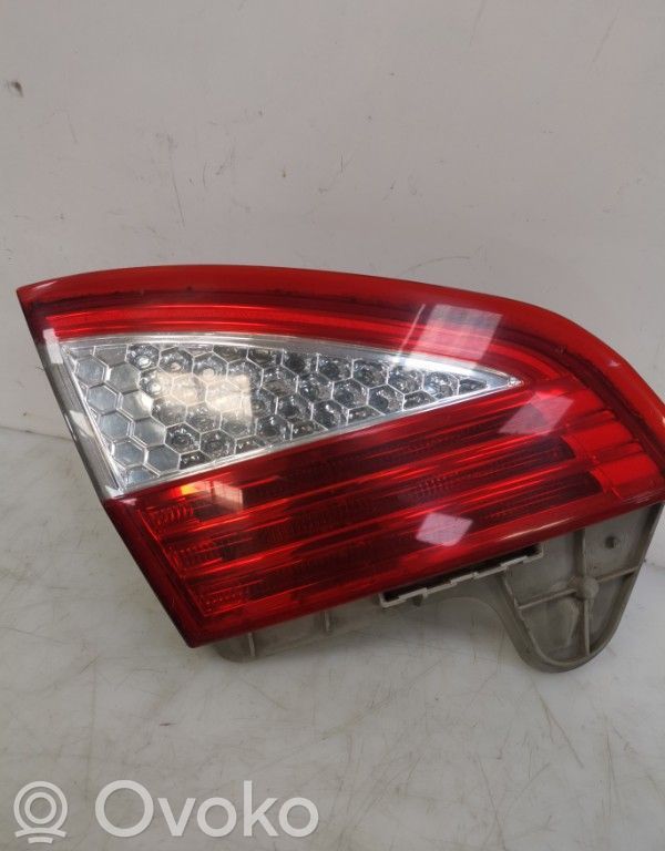 Ford Mondeo MK IV Galinis žibintas dangtyje 
