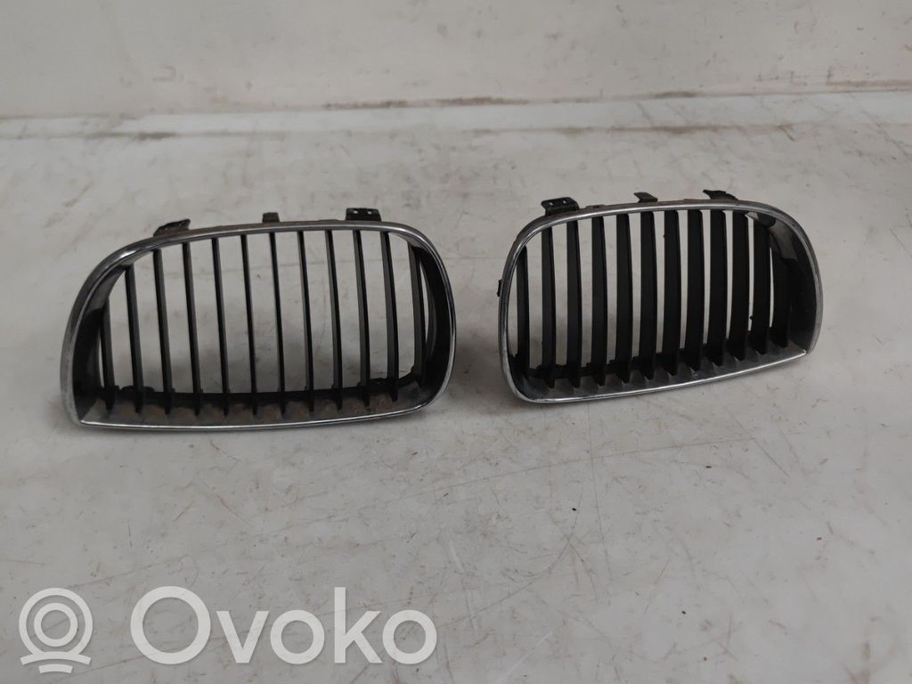 Grille de calandre avant   51137077129