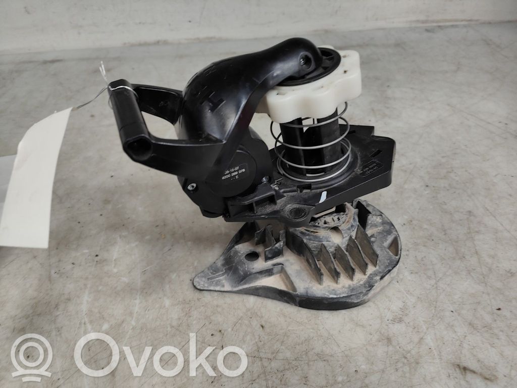 Renault Clio III Spare wheel mounting bracket 