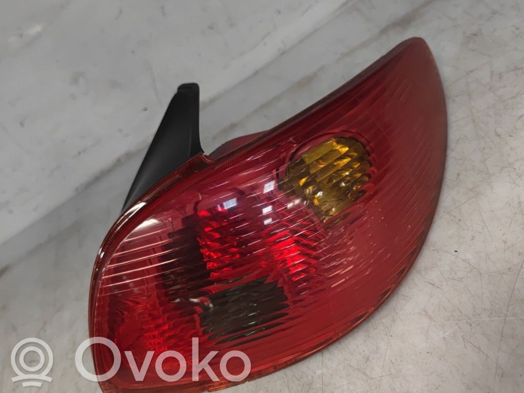 Peugeot 206 Aizmugurējais lukturis virsbūvē 