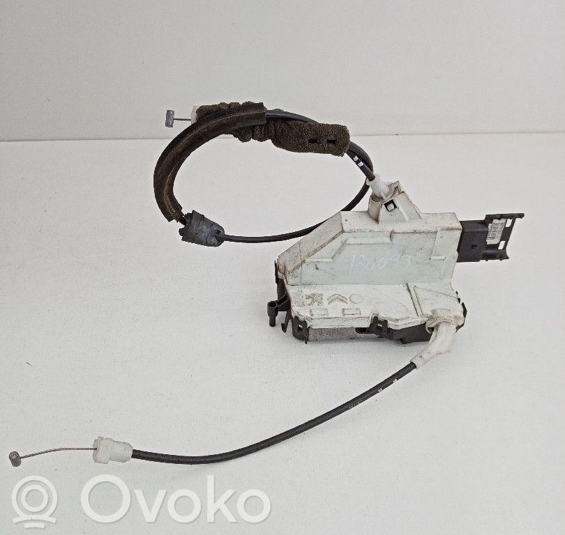 Priekšpusē slēdzene   828405,1419N062617,A01851