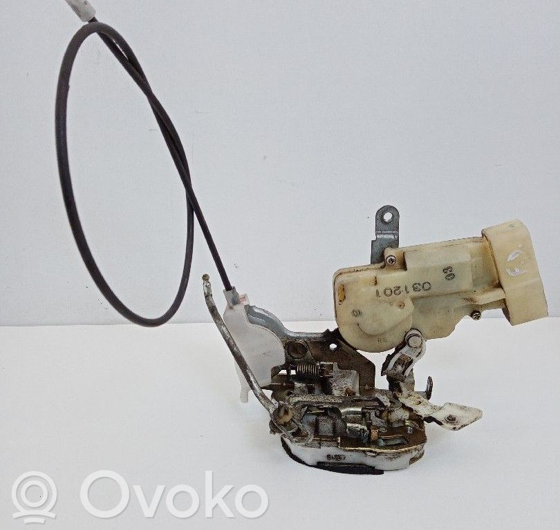Toyota Yaris Zamek drzwi przednich 