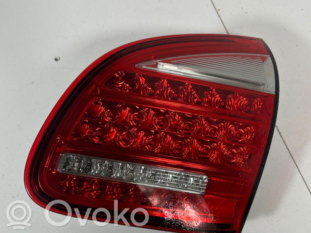 Porsche Cayenne (92A) Lampă spate în capacul portbagajului 