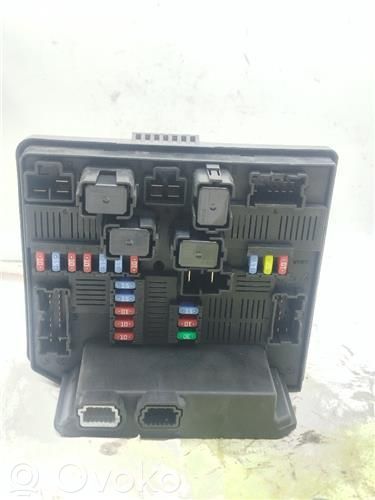 Renault Koleos I Juego de caja de fusibles 