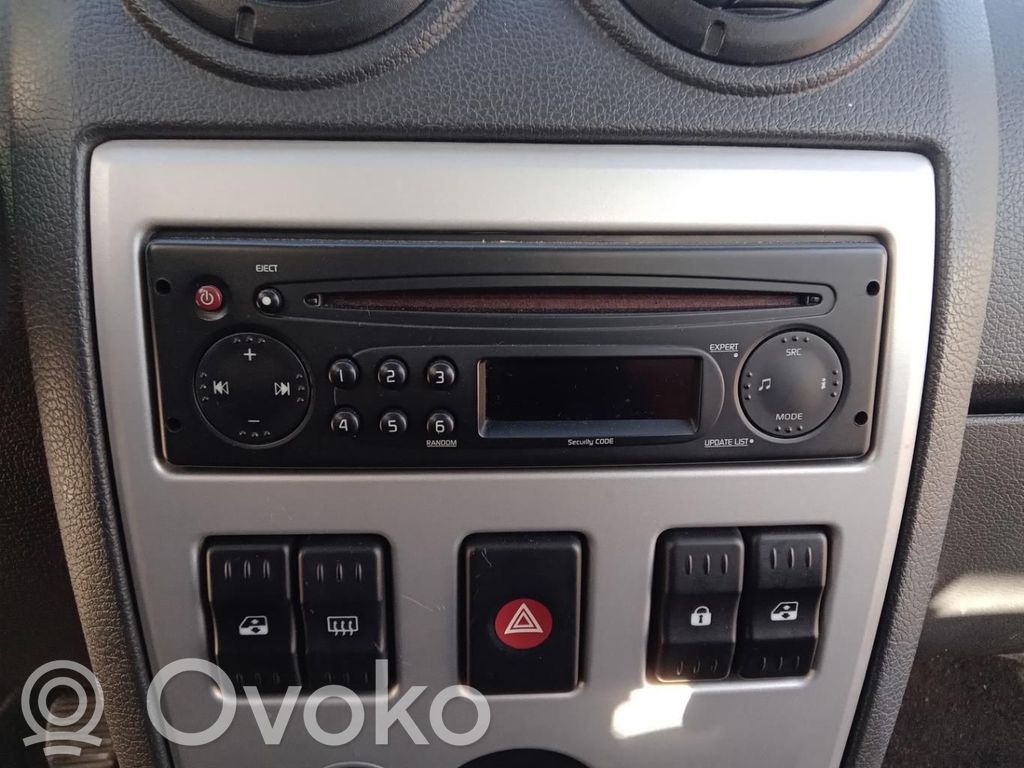 Dacia Logan I Panel / Radioodtwarzacz CD/DVD/GPS 
