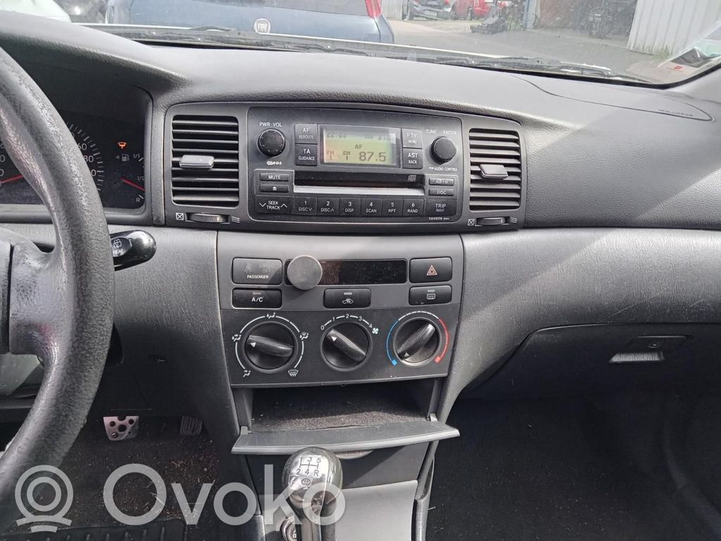 Toyota Corolla E120 E130 Daiktadėžės (bordačioko) komplektas 