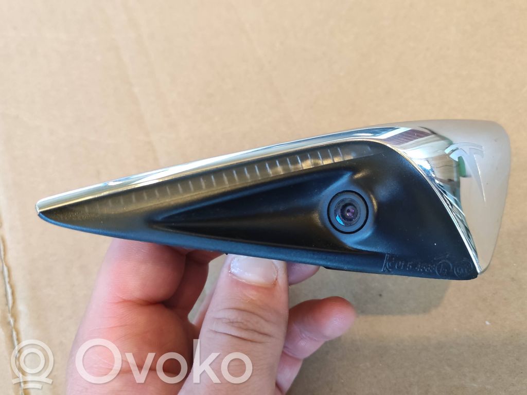Tesla Model S Seitliche Kotflügelkamera 