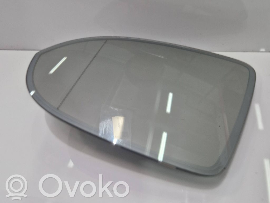 Volkswagen PASSAT B8 Sticlă oglindă laterală 