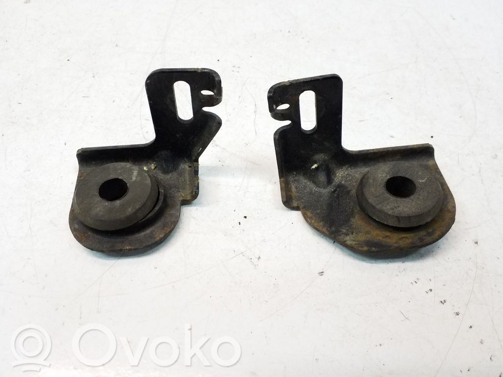 Radiator mount bracket