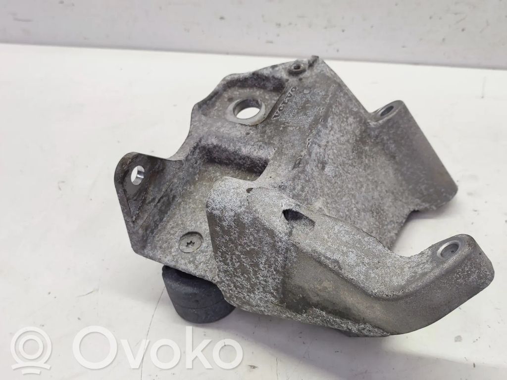 Volvo XC60 Engine mounting bracket 